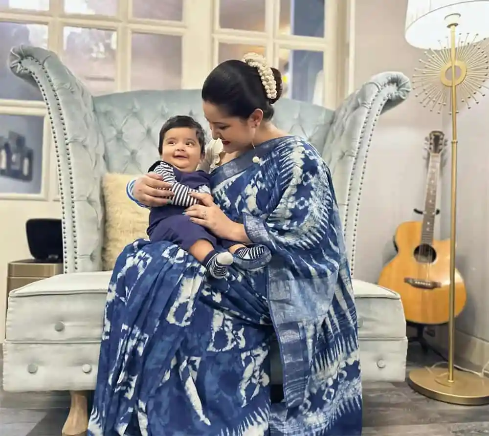 মা ও শিশু একসঙ্গে বসে হাসিমুখে আনন্দ উপভোগ করছে. Channel i News - চ্যানেল আই নিউজ