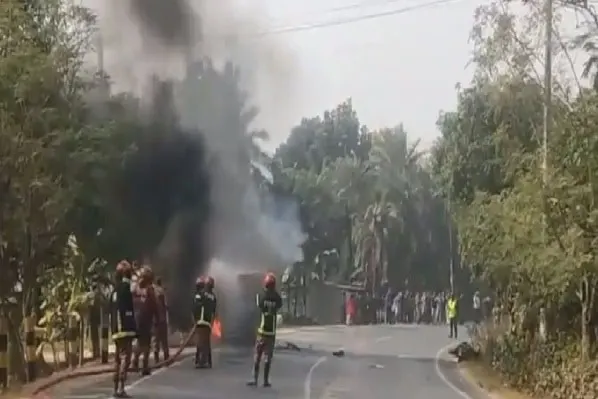 সড়ক দুর্ঘটনায় ধোঁয়া ও অগ্নিনির্বাপণ কর্মীরা. Channel i News - চ্যানেল আই নিউজ