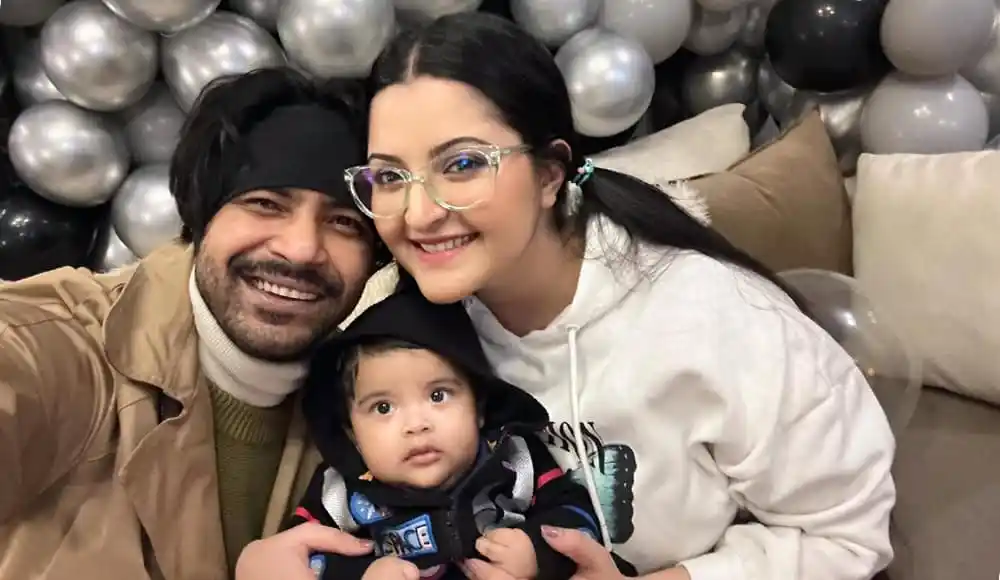 একটি পরিবার হাসিমুখে ছবি তুলছে, শিশুসহ আনন্দের মুহূর্ত. Channel i News - চ্যানেল আই নিউজ