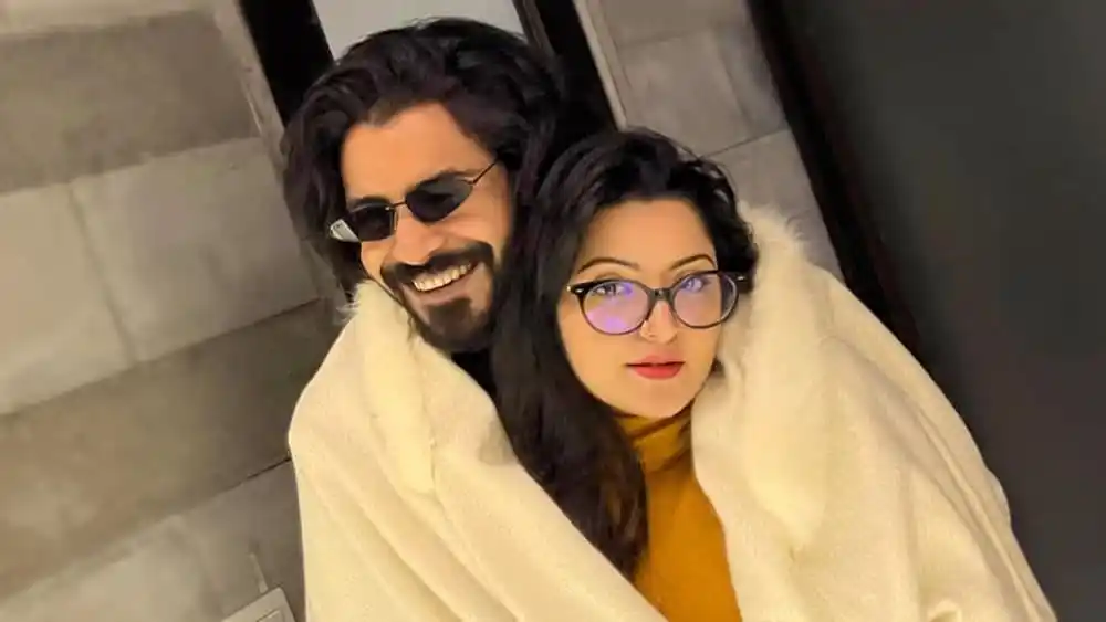 একজন পুরুষ ও একজন নারী হাসিমুখে ক্যামেরার দিকে তাকাচ্ছেন. Channel i News - চ্যানেল আই নিউজ
