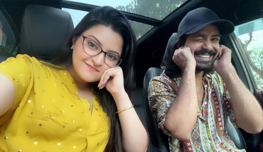 একজন নারী ও একজন পুরুষ হাসিমুখে ছবি তুলছেন. Channel i News - চ্যানেল আই নিউজ