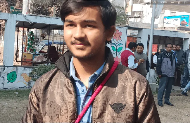 জনপ্রিয় যুবক ব্যক্তি শহরে হাঁটছেন, বেশ সুন্দর দিন. Channel i News - চ্যানেল আই নিউজ