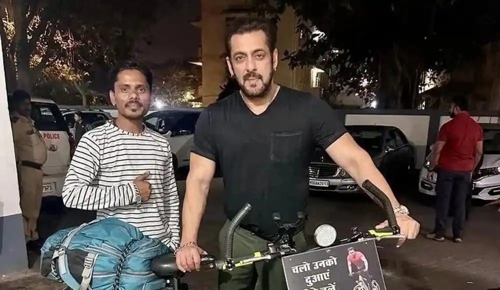 সালমানের সঙ্গে সাইকেলে দেখা যাচ্ছে একজন ব্যক্তি, পেছনে গাড়ি ও মানুষ রয়েছে. Channel i News - চ্যানেল আই নিউজ