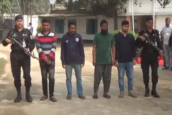 সাভারে যুবক হত্যার ঘটনায় গ্রেপ্তার ৪ জনের ছবি, পুলিশ সদস্যরা উপস্থিত. Channel i News - চ্যানেল আই নিউজ