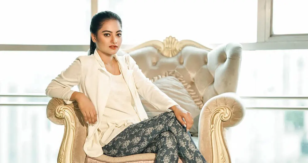 অভিনেত্রী শারমিন আঁখি শুটিংয়ের সময় বসে আছেন. Channel i News - চ্যানেল আই নিউজ