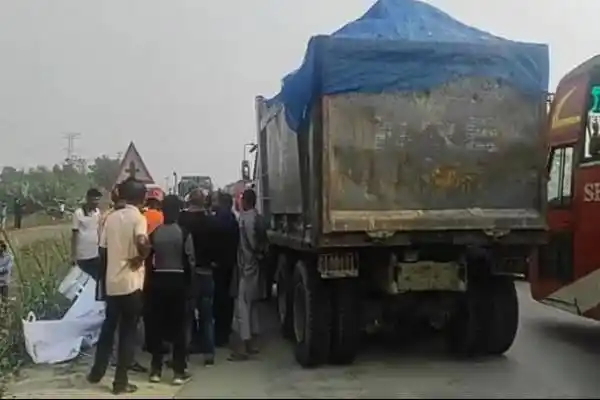 টাঙ্গাইলে ট্রাকের নিচে পড়ে নিহতের ঘটনা, স্থানীয়রা উপস্থিত. Channel i News - চ্যানেল আই নিউজ
