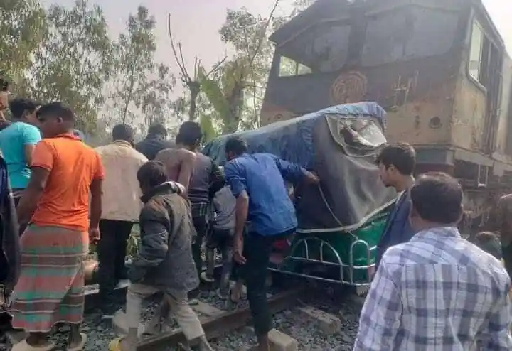 টাঙ্গাইলে ট্রেন-অটোরিকশা সংঘর্ষের ঘটনাস্থল, আহত ও নিহতের খবর. Channel i News - চ্যানেল আই নিউজ