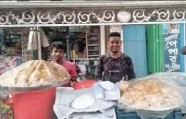 দুজন যুবক চটপটি বিক্রি করছেন, দোকানের সামনে. Channel i News - চ্যানেল আই নিউজ