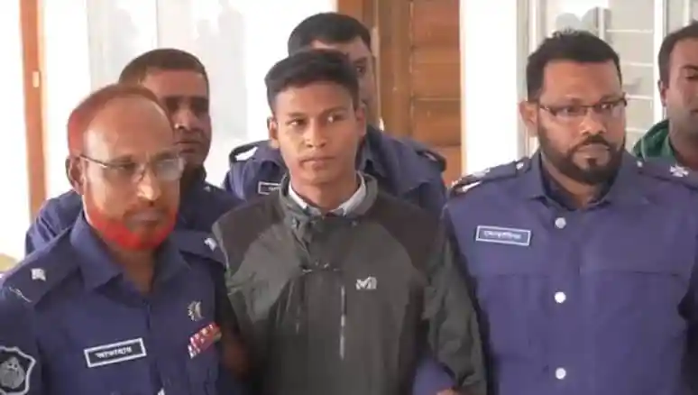 আদালতে যুবকসহ পুলিশ সদস্যরা উপস্থিত, বিচারাধীন অবস্থায়. Channel i News - চ্যানেল আই নিউজ