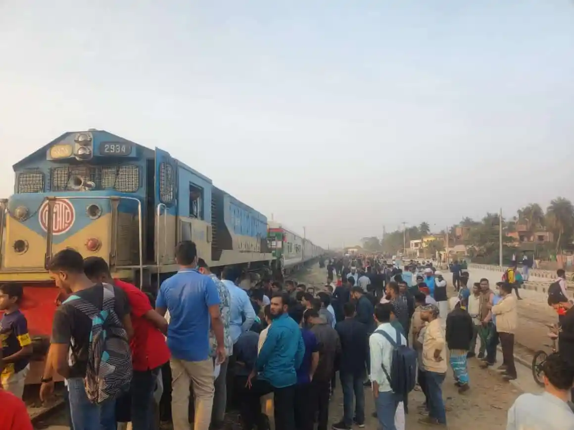 চট্টগ্রামে রেল যোগাযোগ বন্ধ, হাজারো যাত্রী অপেক্ষায়. Channel i News - চ্যানেল আই নিউজ