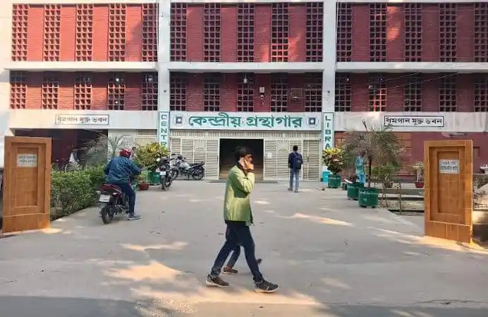 রাজশাহী বিশ্ববিদ্যালয় লাইব্রেরির প্রবেশদ্বার, শিক্ষার্থীরা আসা-যাওয়া করছে. Channel i News - চ্যানেল আই নিউজ