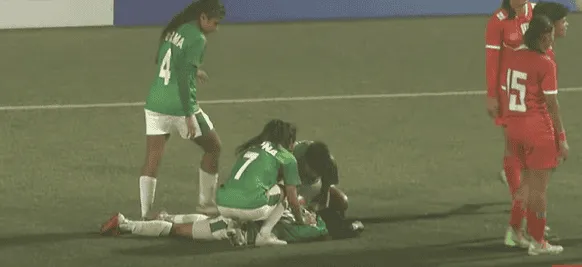 খেলার মাঠে অসুস্থ সামসুন্নাহার পড়ে গেছেন, সহকর্মীরা দেখছেন. Channel i News - চ্যানেল আই নিউজ