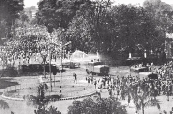 প্রতিবাদী জনতা স্বৈরাচার বিরোধী আন্দোলনে অংশগ্রহণ করছে।. Channel i News - চ্যানেল আই নিউজ