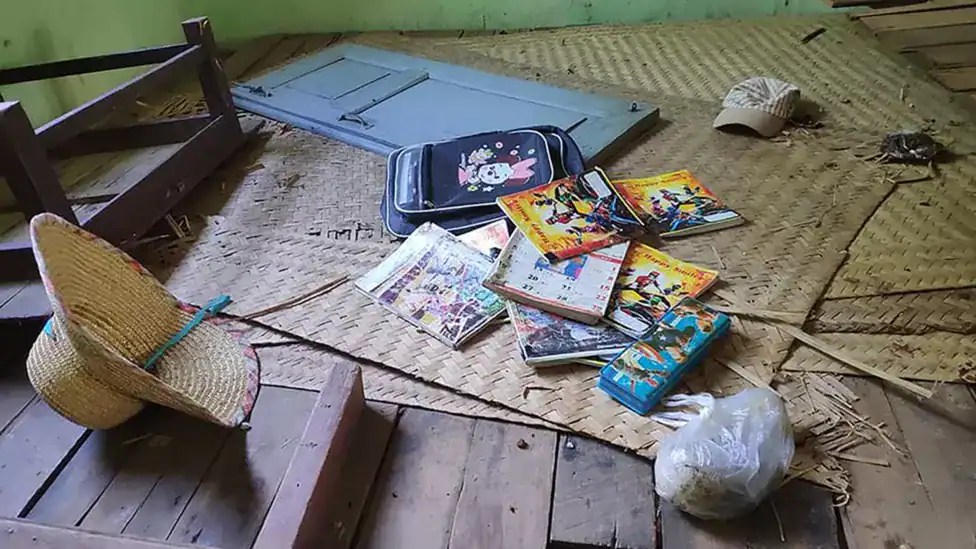 বাচ্চাদের বই ও খেলনা ছড়িয়ে পড়া, ধ্বংসপ্রাপ্ত ঘরের ছবি. Channel i News - চ্যানেল আই নিউজ