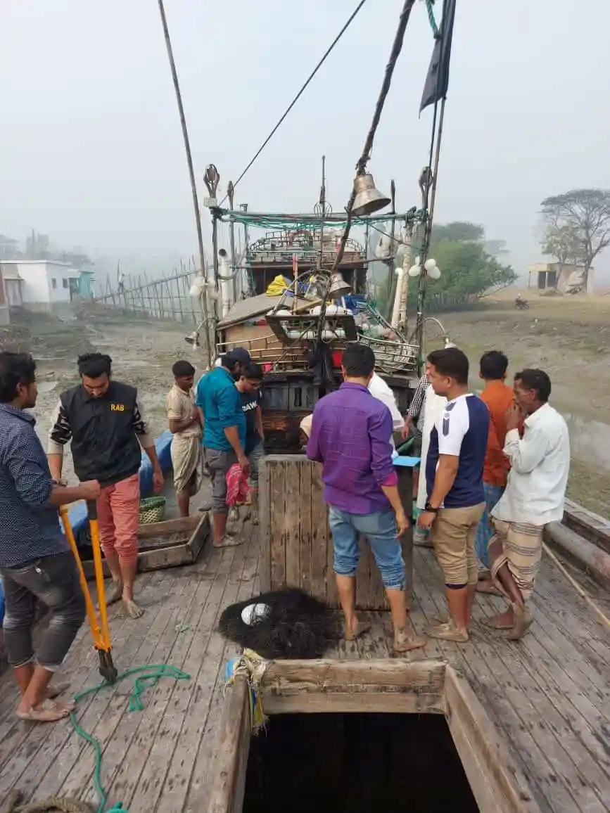 নৌকা ডুবির ঘটনায় উদ্ধার কাজ পরিচালনা করছে লোকজন. Channel i News - চ্যানেল আই নিউজ