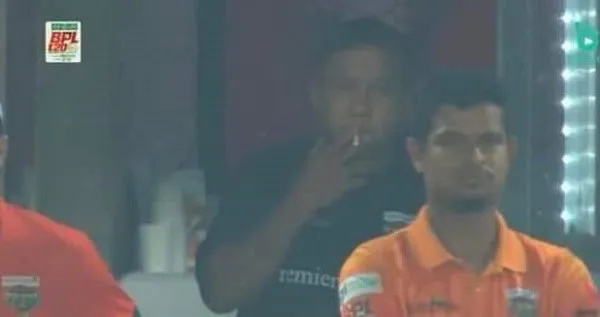 ড্রেসিংরুমে ধূমপানরত সুজন ও অন্যরা. Channel i News - চ্যানেল আই নিউজ