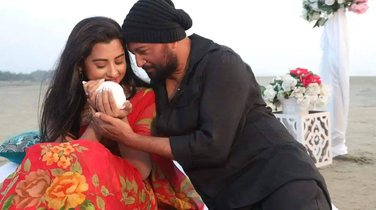 প্রেমিক প্রেমিকার হাতে শিশুর মতো শিশুর মুখে চুমু খাচ্ছেন. Channel i News - চ্যানেল আই নিউজ