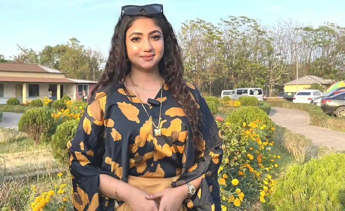 প্রাকৃতিক পরিবেশে হাস্যোজ্জ্বল নারী ছবি, ফুলের বাগানে. Channel i News - চ্যানেল আই নিউজ