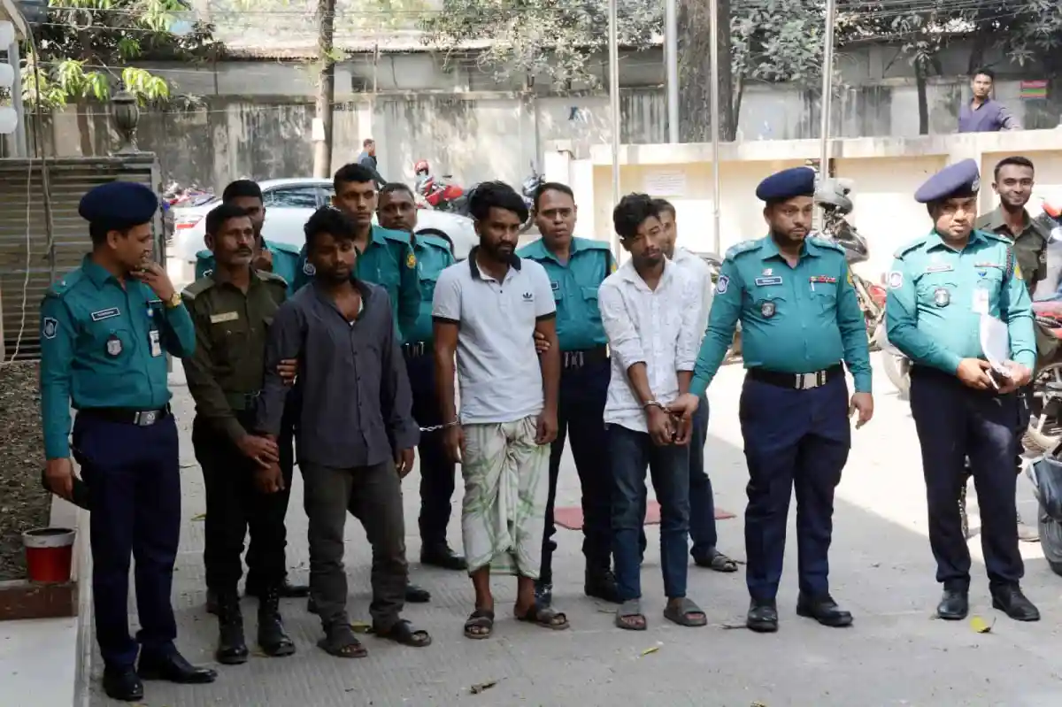 নিহত সহযোগীর পরিবারের সদস্যরা পুলিশ ও স্থানীয়দের উপস্থিতিতে. Channel i News - চ্যানেল আই নিউজ