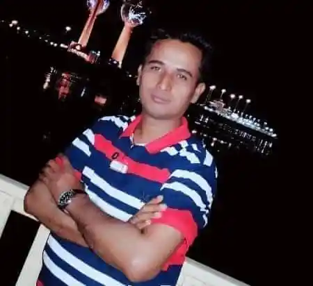 নদীর পাড়ে দাঁড়িয়ে যুবক, রাতে শহরের আলো ঝলমলে দৃশ্য. Channel i News - চ্যানেল আই নিউজ