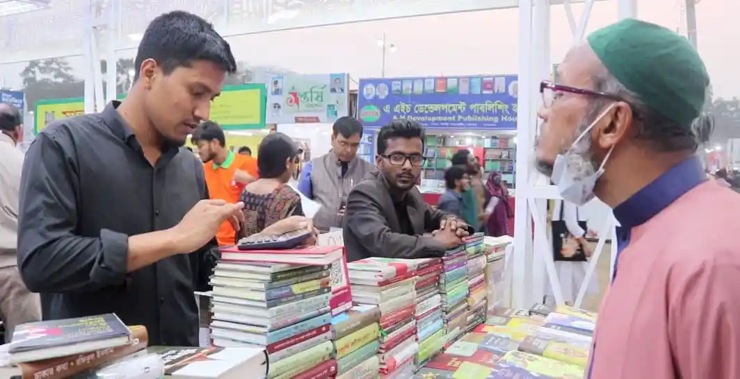বই মেলায় দর্শনার্থীরা বই দেখছেন ও কেনাকাটা করছেন. Channel i News - চ্যানেল আই নিউজ