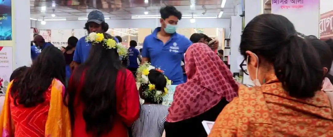 বই মেলায় দর্শনার্থীরা বই দেখছেন ও কেনাকাটা করছেন. Channel i News - চ্যানেল আই নিউজ