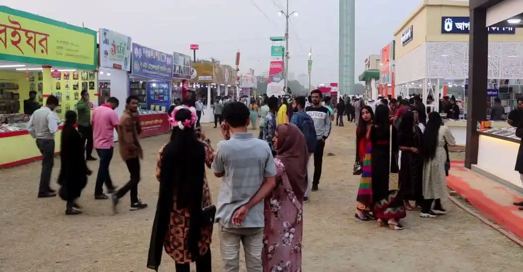 বই মেলা প্রাঙ্গণে দর্শনার্থীদের ভিড়, বিক্রি কম, বইয়ের দোকান ও পাঠকদের দৃশ্য. Channel i News - চ্যানেল আই নিউজ