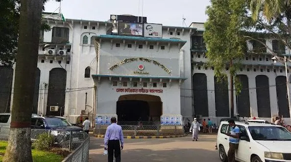 ঢামেক হাসপাতালের প্রধান ফটকের সামনে মানুষ ও গাড়ি চলাচল।. Channel i News - চ্যানেল আই নিউজ