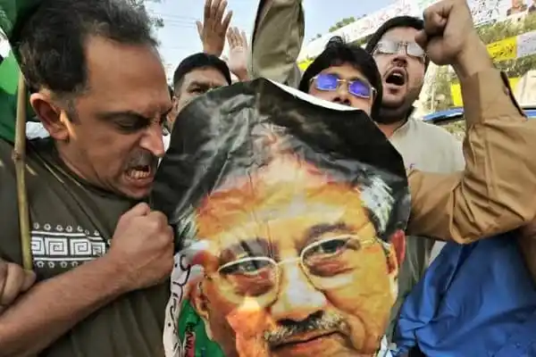 প্রতিবাদে অংশ নেওয়া মানুষজন পারভেজ মোশাররফের ছবি নিয়ে প্রতিবাদ করছে. Channel i News - চ্যানেল আই নিউজ