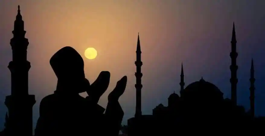 মুসলমানরা শবে বরাতের রাতে প্রার্থনা করছে, সূর্যাস্তের দৃশ্য।. Channel i News - চ্যানেল আই নিউজ