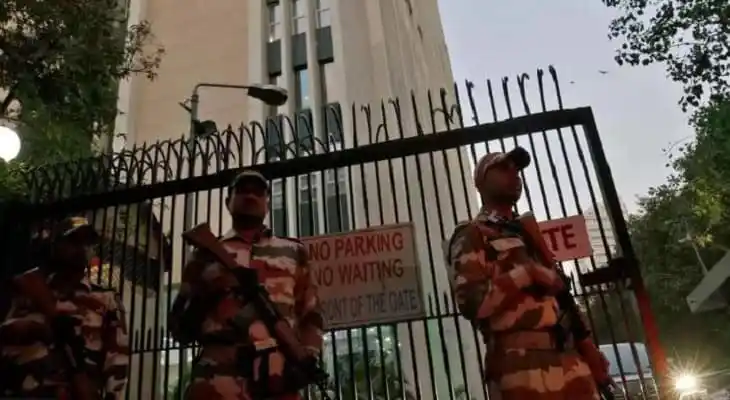 ব্রিটিশ পার্লামেন্টের প্রবেশপথে নিরাপত্তা বাহিনী অবস্থান করছে. Channel i News - চ্যানেল আই নিউজ