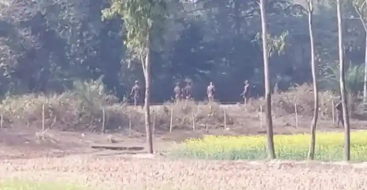 বিজিবি ও বিএসএফের সদস্যরা কাঁটাতারের বেড়ার পাশে অবস্থান করছেন।. Channel i News - চ্যানেল আই নিউজ
