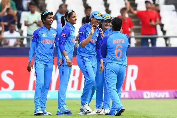 ভারতীয় নারী ক্রিকেটাররা মাঠে একসঙ্গে উদযাপন করছে।. Channel i News - চ্যানেল আই নিউজ