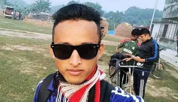 সেলফি তুলতে গিয়ে ট্রেনের পাশে দাঁড়িয়ে শিক্ষার্থী. Channel i News - চ্যানেল আই নিউজ