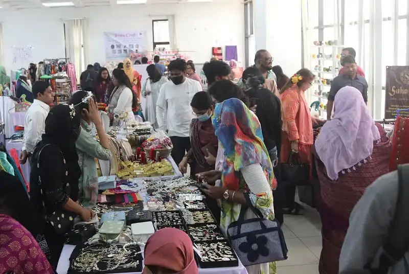 বাজারে ক্রেতারা বিভিন্ন পণ্য দেখছেন ও কেনাকাটা করছেন. Channel i News - চ্যানেল আই নিউজ