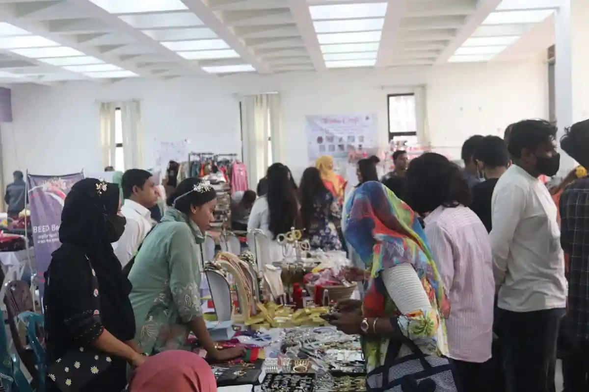 বাজারে ক্রেতাদের ভিড়, বিভিন্ন পণ্য ও স্টল দেখা যাচ্ছে. Channel i News - চ্যানেল আই নিউজ