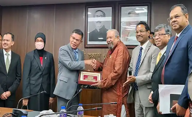 প্রবাসী কল্যাণমন্ত্রীর সাথে মালয়েশিয়ার স্বরাষ্ট্রমন্ত্রীর বৈঠক. Channel i News - চ্যানেল আই নিউজ