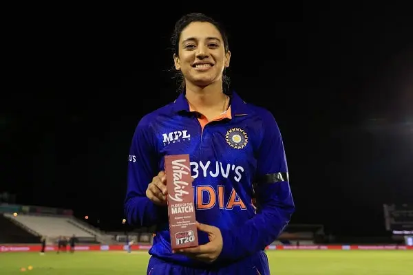 ভারতীয় ক্রিকেটার হরমনপ্রীত কউর আইপিএল মূল্যমানের পুরস্কার হাতে নিয়ে. Channel i News - চ্যানেল আই নিউজ