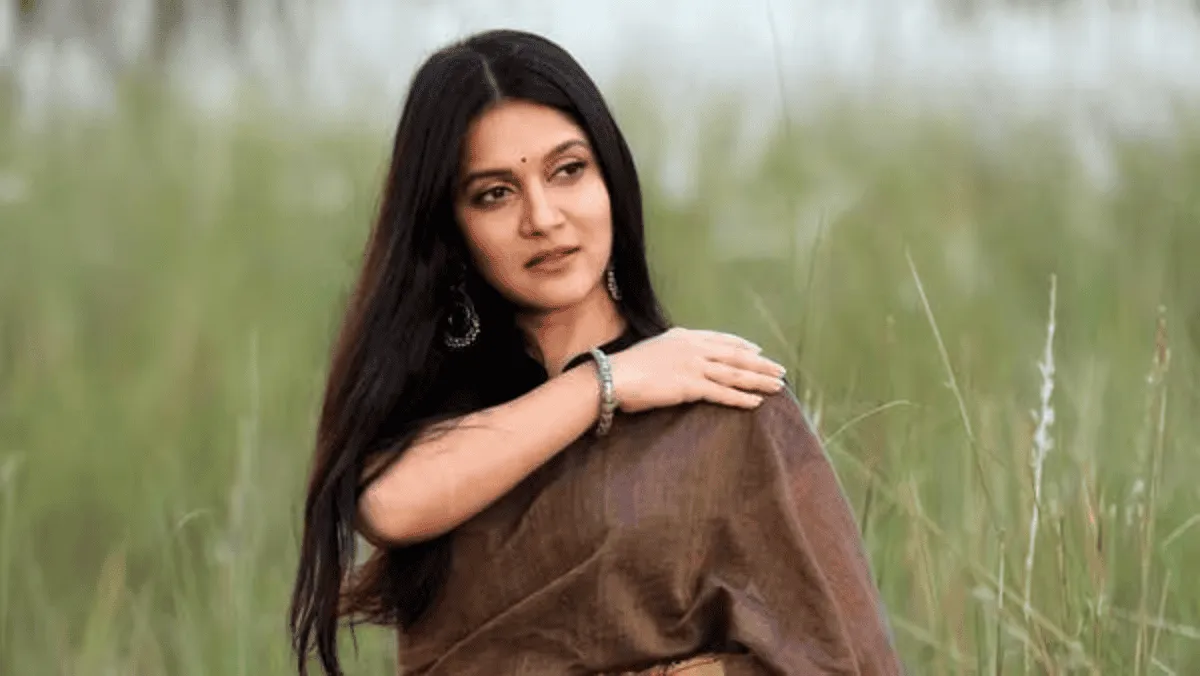 মিথিলা বাংলার ঐতিহ্যবাহী পোশাক পরিধান করে সুন্দর প্রকৃতির মাঝে দাঁড়িয়ে. Channel i News - চ্যানেল আই নিউজ