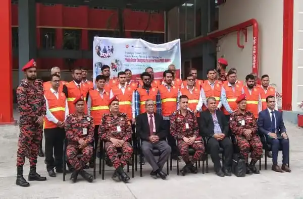 নিরাপত্তা প্রশিক্ষণ কর্মশালায় অংশগ্রহণকারীরা. Channel i News - চ্যানেল আই নিউজ