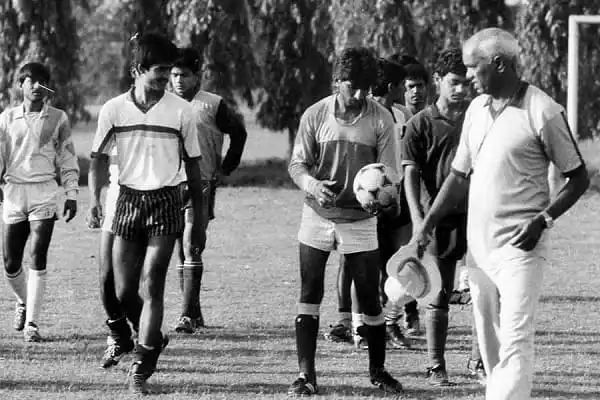 বাংলাদেশি ফুটবল দলের অনুশীলন চলাকালে কোচের নির্দেশনা. Channel i News - চ্যানেল আই নিউজ