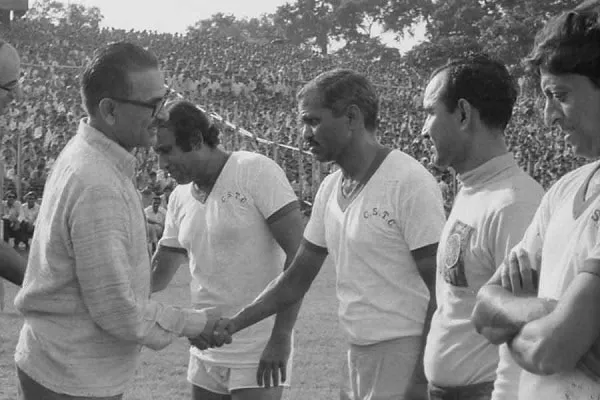 বিশ্বকাপ ফুটবল খেলার সময় একজন ফুটবল খেলোয়াড়ের সাথে সাক্ষাৎকার নিচ্ছেন একজন সাংবাদিক. Channel i News - চ্যানেল আই নিউজ