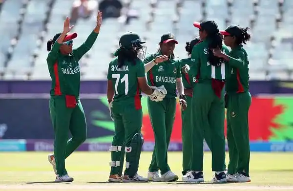 বাংলাদেশ নারী ক্রিকেট দল মাঠে জয় উদযাপন করছে।. Channel i News - চ্যানেল আই নিউজ