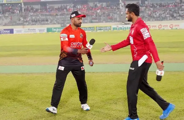 বাংলাদেশ ক্রিকেটাররা মাঠে আলোচনা করছে. Channel i News - চ্যানেল আই নিউজ