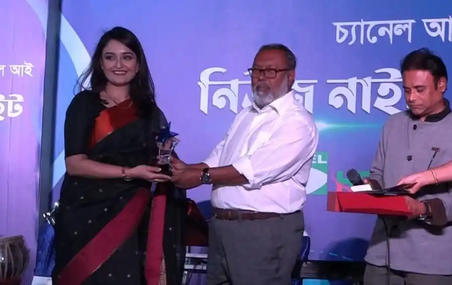 চ্যানেল আইয়ের সেরা কর্মী পুরস্কার গ্রহণ করছেন একজন নারী কর্মী. Channel i News - চ্যানেল আই নিউজ