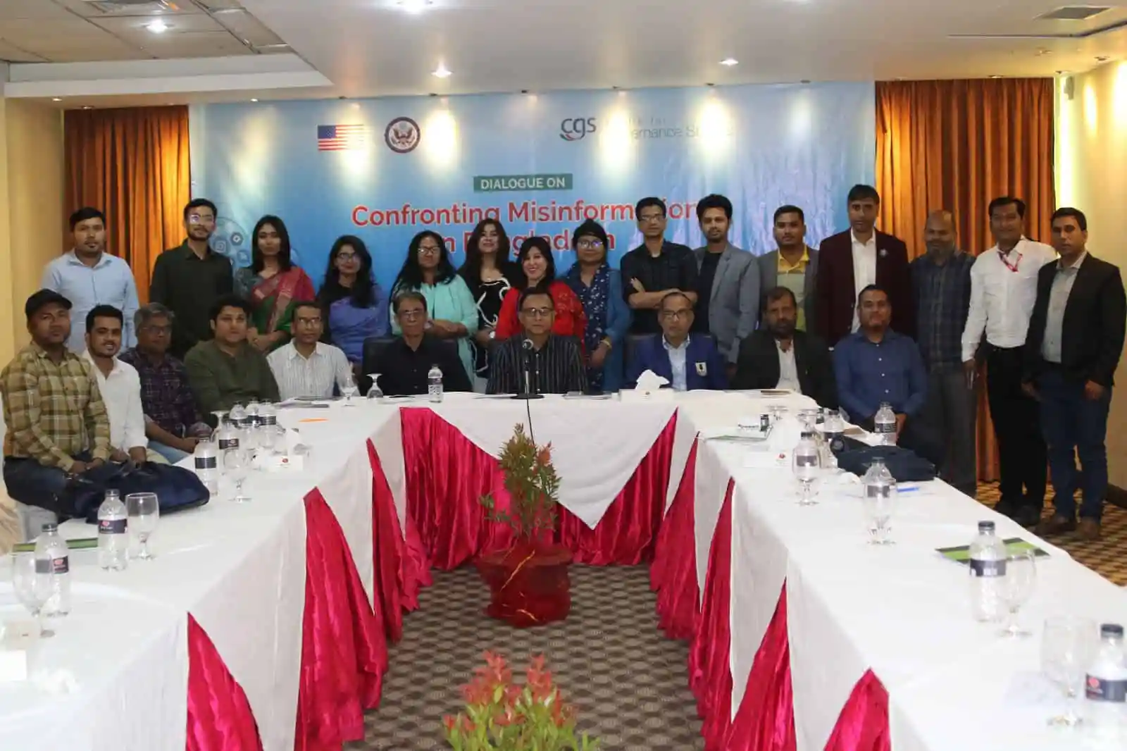 গণমাধ্যমকর্মীদের সঙ্গে মিথ্যা তথ্য মোকাবিলা সংলাপের ছবি. Channel i News - চ্যানেল আই নিউজ