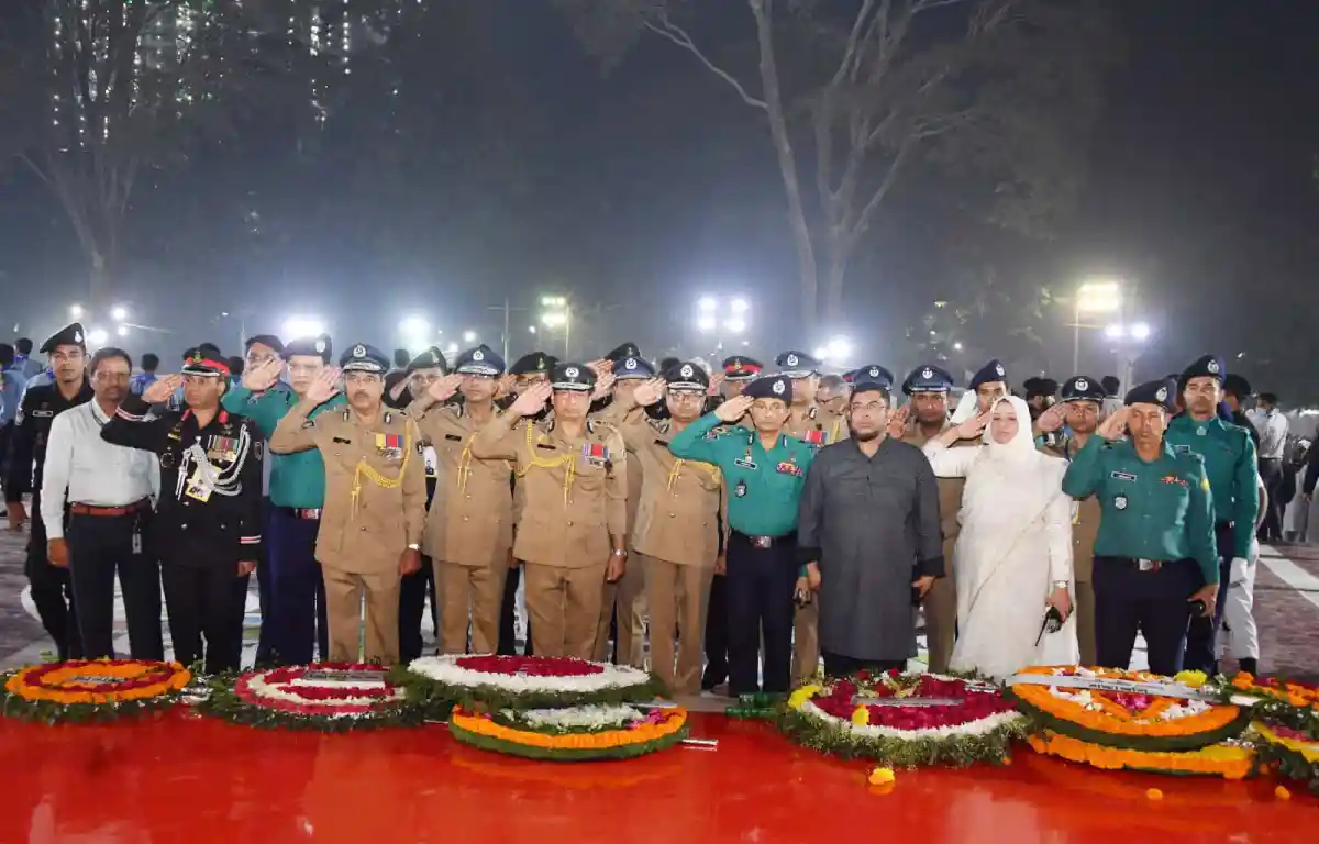 বাংলাদেশের পুলিশ ও সেনা সদস্যরা ভাষা শহীদদের স্মরণে শ্রদ্ধা নিবেদন. Channel i News - চ্যানেল আই নিউজ