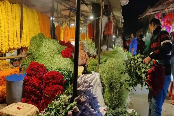 ফুলের বাজারে ক্রেতা ও বিক্রেতাদের ভিড়, রঙিন ফুলের স্টল. Channel i News - চ্যানেল আই নিউজ