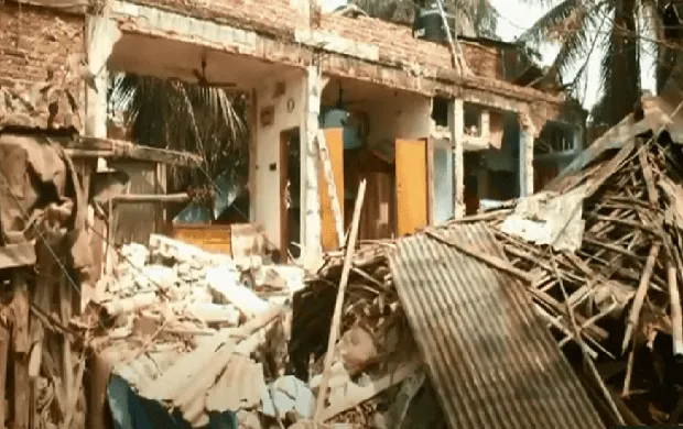 চট্টগ্রামে গ্যাস লিকেজ থেকে বিস্ফোরণে ধ্বংসস্তূপ, আহত ৮. Channel i News - চ্যানেল আই নিউজ