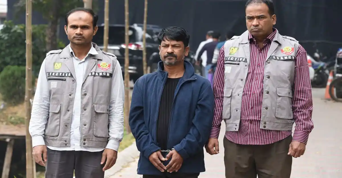 নিরাপত্তা বাহিনীর সদস্যরা আটক ব্যক্তি ও তার নিরাপত্তা. Channel i News - চ্যানেল আই নিউজ